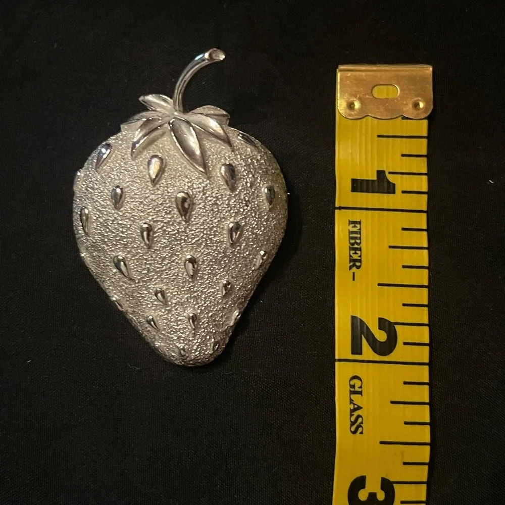 Sarah Coventry Silver Textured Strawberry Brooch Vintage